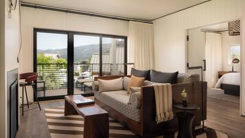 Suíte, 1 quarto (Resort) | Área de estar | Smart TV 55 polegadas com canais via satélite, TV, lareira