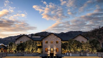 Couples treatment room(s), hot tub, steam room, body treatments