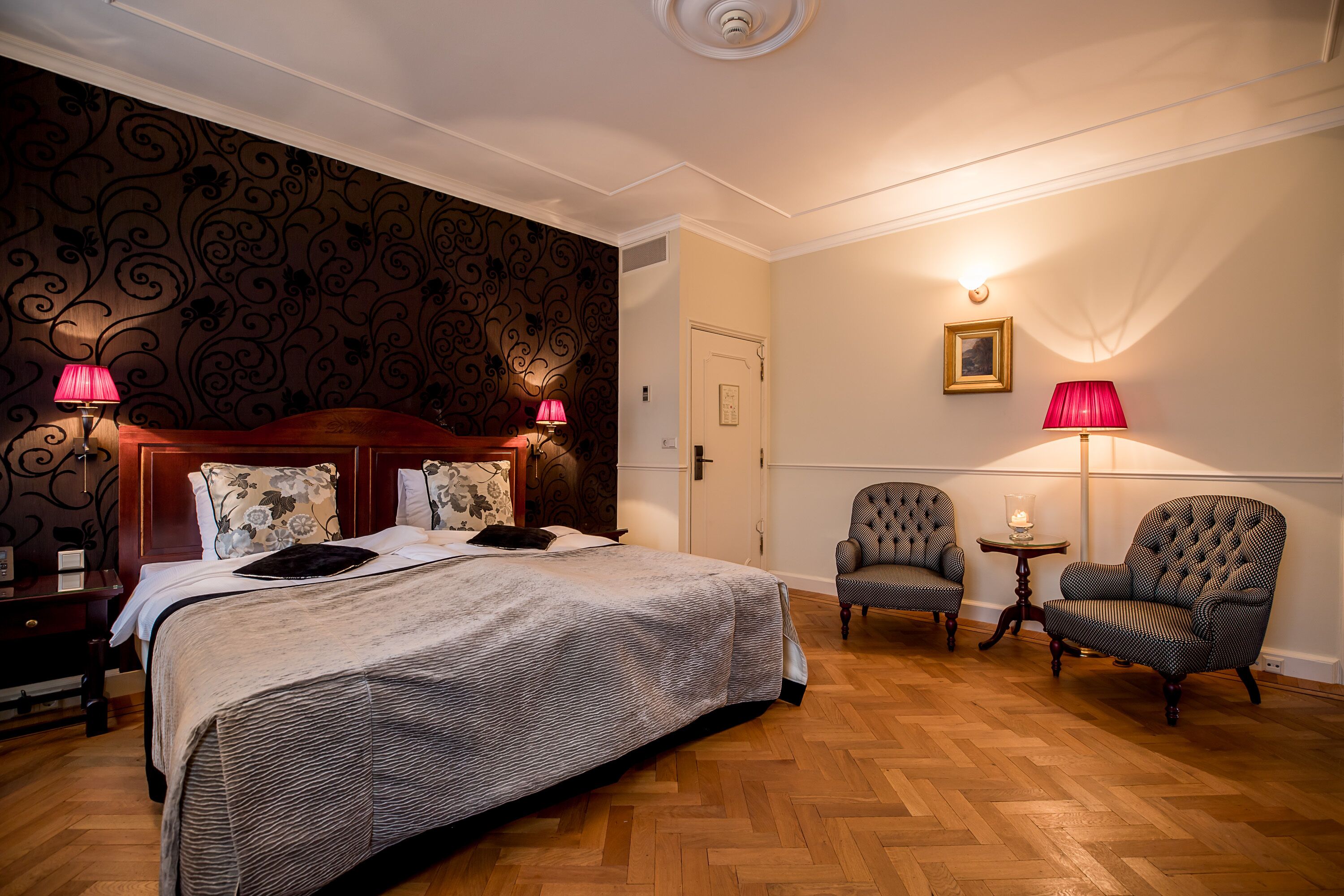 romantic suite | minibar, in-room safe, individually decorated, desk