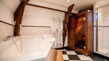 Romantische suite | Badkamer | Gratis toiletartikelen, een haardroger, badjassen, pantoffels