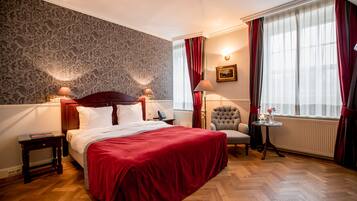 Deluxe-Doppelzimmer | Minibar, Zimmersafe, individuell dekoriert, Schreibtisch