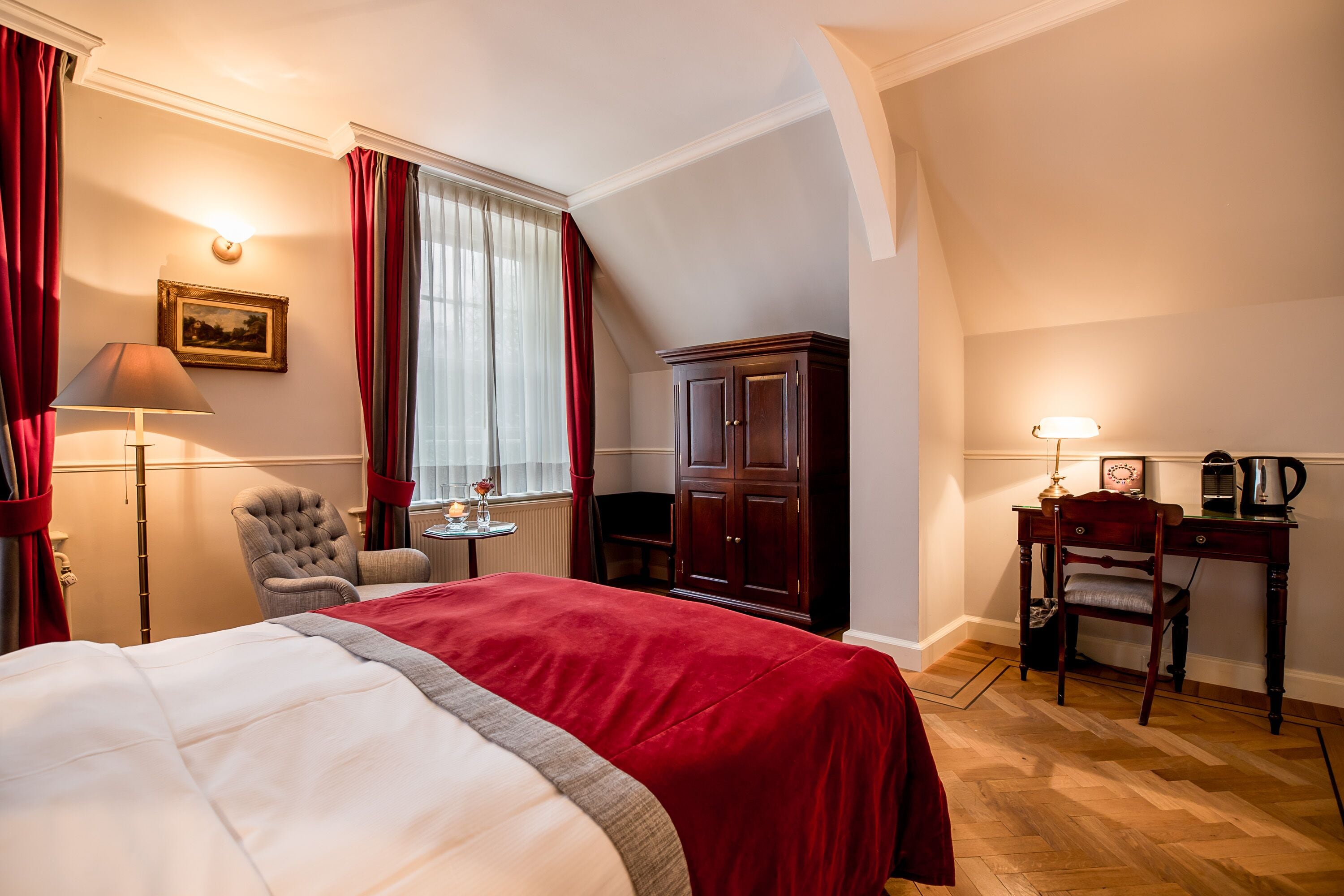 deluxe double room | minibar, in-room safe, individually decorated, desk