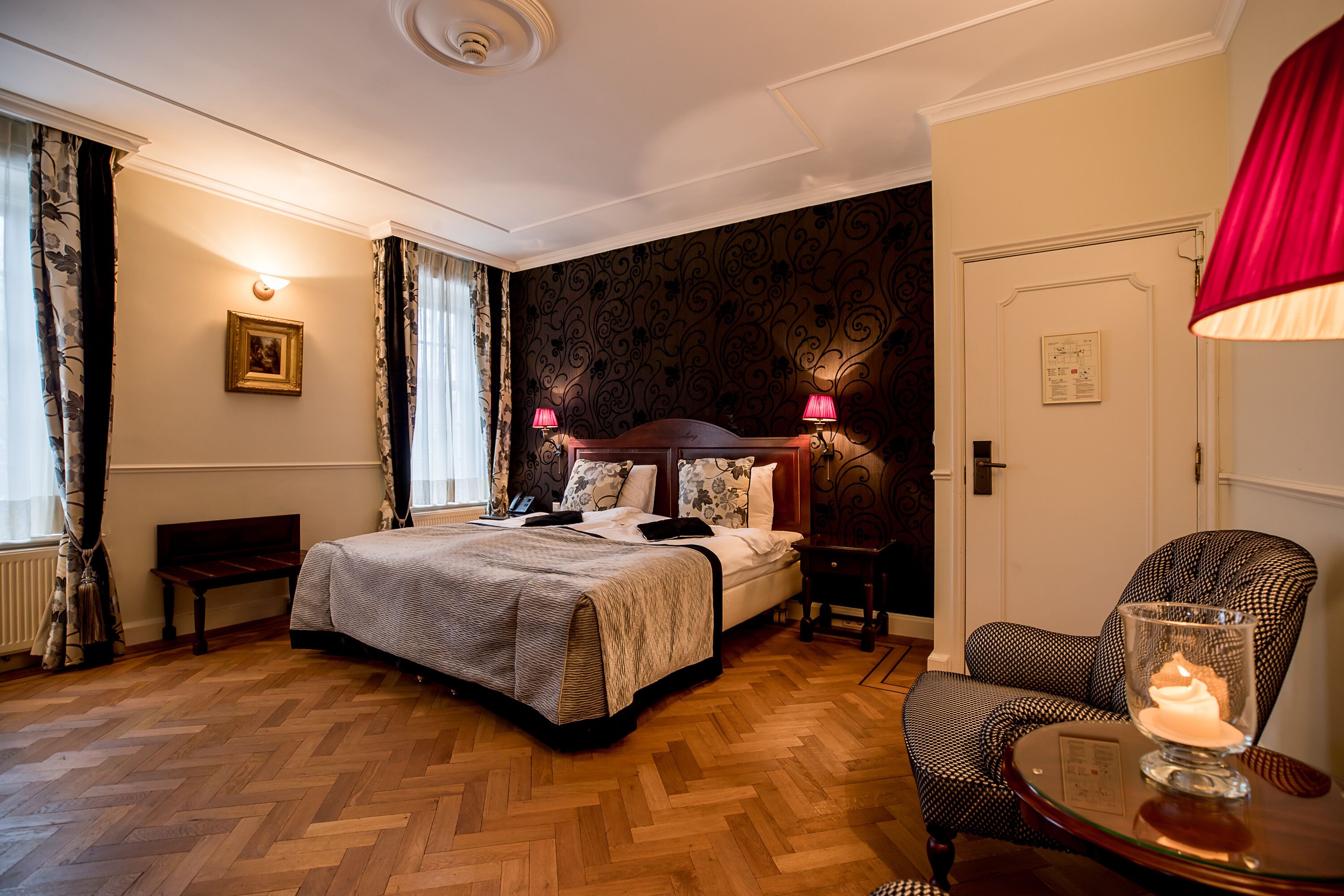 romantic suite | minibar, in-room safe, individually decorated, desk