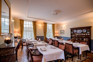 Daily continental breakfast for a fee - Kasteel de Wittenburg (Wassenaar)