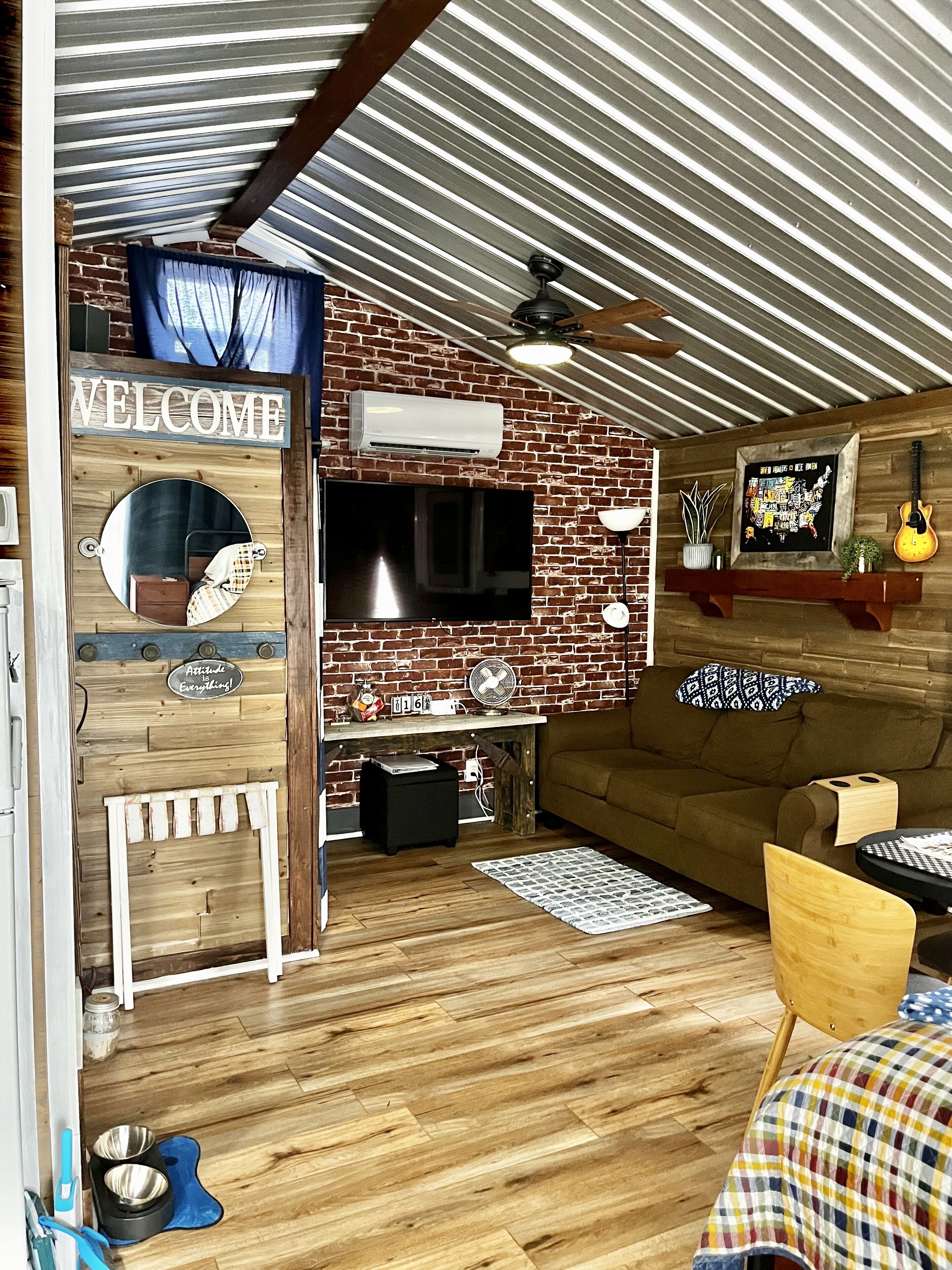 Smart-TV, Kamin, DVD-Player, Bücher