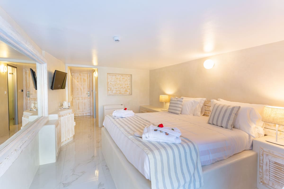 Junior Suite, 1 Katil Raja (King), Balcony, City View | Peralatan tempat tidur premium, bar mini percuma, peti besi dalam bilik