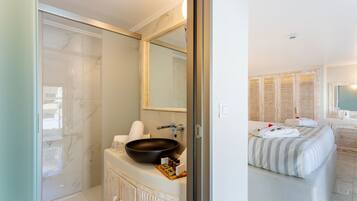 Suite urbana, 1 cama King size, vista a la alberca | Baño | Amenidades de baño gratuitas, secadora de cabello, toallas