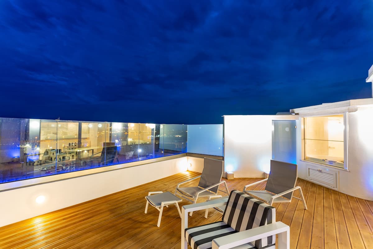 Deluxe Suite, 1 Katil Raja (King), Sea View, Executive Level | Peralatan tempat tidur premium, bar mini percuma, peti besi dalam bilik
