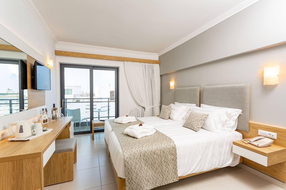 高級寝具、ミニバー (無料)、セーフティボックス (室内)、デスク