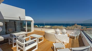 Deluxe suite, 1 kingsize bed, uitzicht op zee, op Executive-verdieping | Luxe beddengoed, een gratis minibar, een kluis op de kamer