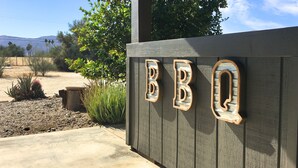 Una cerca de madera con las letras "BBQ" grabadas.