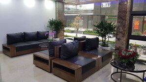 Lobby sitting area - Toan Phuong Hostel (Ha Long)