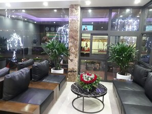 Lobby sitting area - Toan Phuong Hostel (Ha Long)
