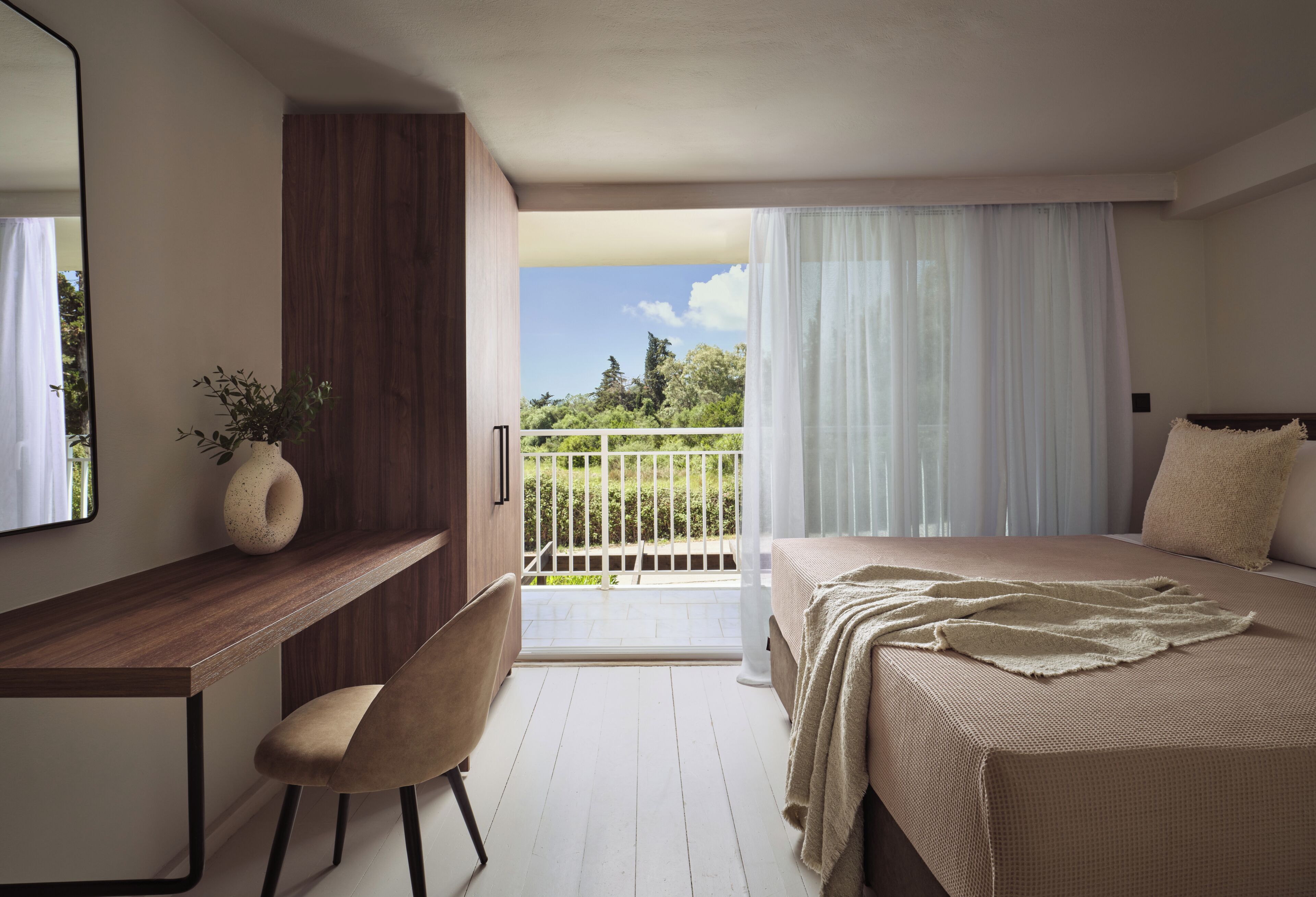 Two-Bedroom Maisonette with Garden View | Minibaari, tallelokero huoneessa, työpöytä, silitysrauta/-lauta