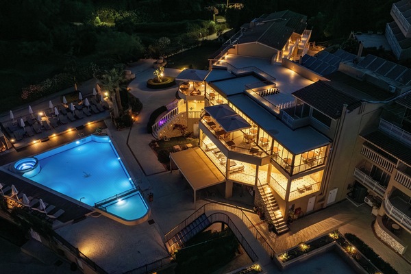 3 utendørsbassenger, bassengparasoller og solsenger