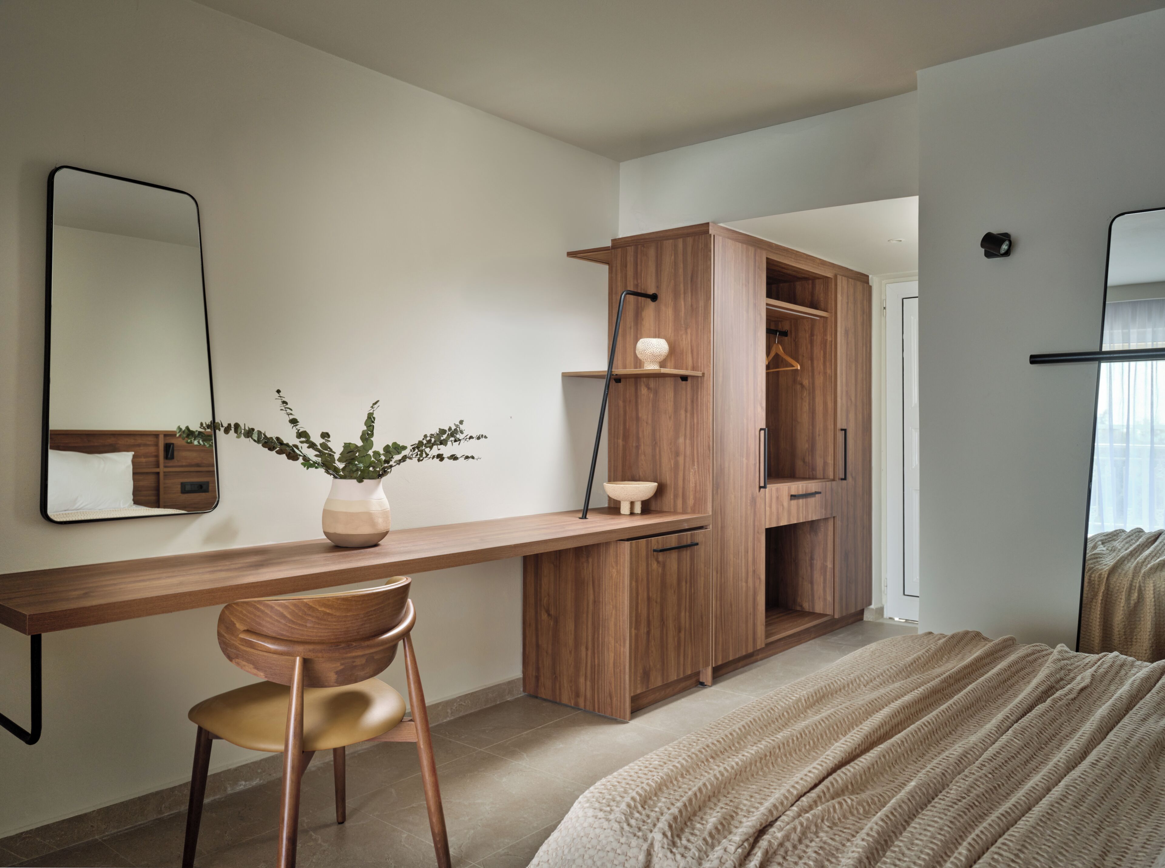 Comfort Room with Garden View | 迷你吧、客房內保險箱、書桌、熨斗/熨衣板