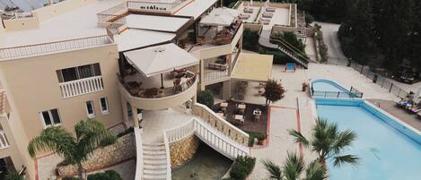 Piscine extérieure, parasols de plage, chaises longues