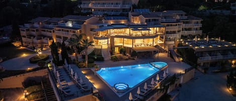 Utendørsbasseng, bassengparasoller og solsenger