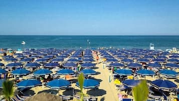 Pantai persendirian berhampiran, kerusi lepak pantai, payung
