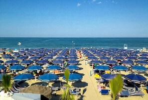 Playa privada cerca, tumbonas y sombrillas
