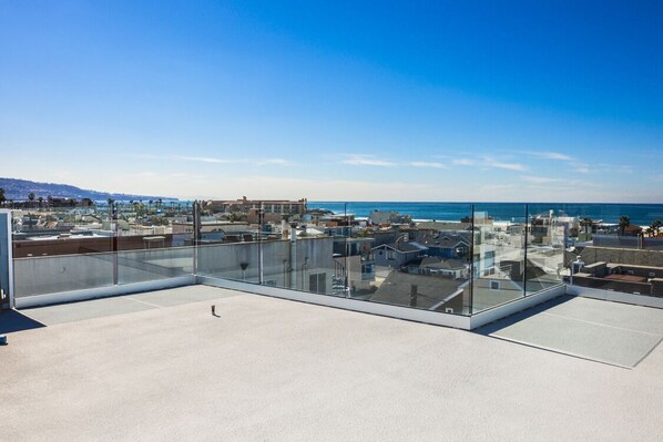 Roof top deck looking south towards Palos Verdes - New Cape Beach House With Whitewater Ocean Views & Just 3 blocks from the Beach (Hermosa Beach)
