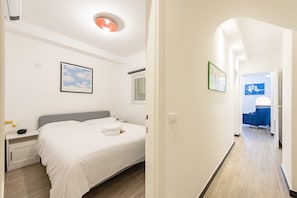 A hotel room with a bed, bedside table, and a picture on the wall. - JOIVY La Finestra Sulla Piazzetta a Portofino (Portofino)