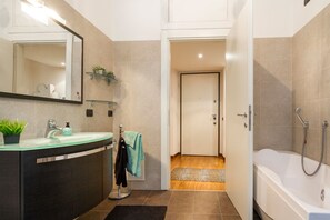Lägenhet (1 Bedroom) | Badrum | Gratis toalettartiklar, hårtork, handdukar och schampo