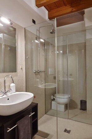 Apartment, 2 Schlafzimmer, 2 Bäder | Badezimmer | Dusche, Regendusche, Haartrockner, Bidet