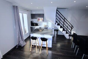 Penthouse | Cuisine privée | Réfrigérateur, micro-ondes, four, plaque de cuisson