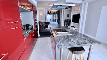 Deluxe appartement | Privékeuken | Een koelkast, een microgolfoven, een oven, een kookplaat