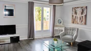 Appartement, balkon | Woonkamer | Flatscreentelevisie