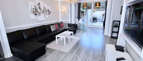 Deluxe Apartment | Living room | Flat-screen TV