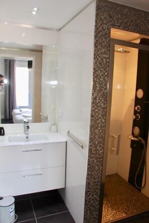 Apartment, Balcony | Bathroom - Cannes Luxury Residence Rentals (Cannes)