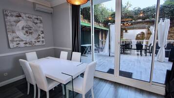 Deluxe appartement | Woonkamer | Flatscreentelevisie