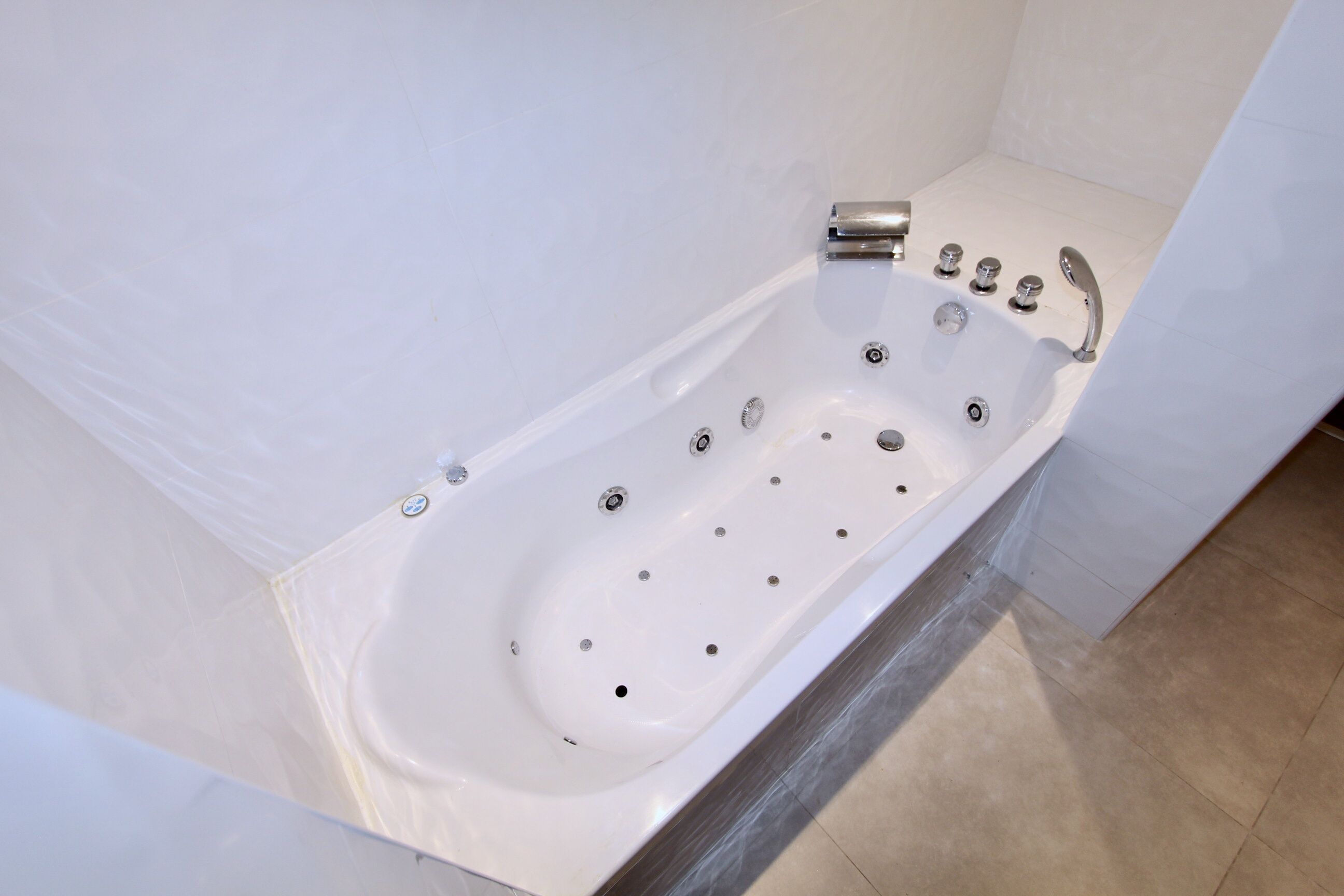 Une salle de bain moderne avec une baignoire sur pieds, une douche et des toilettes.
