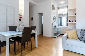Appartamento, 2 camere da letto | Area soggiorno | TV