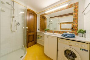 Apartment, 2 Schlafzimmer | Badezimmer | Dusche, kostenlose Toilettenartikel, Haartrockner, Bidet