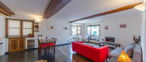 Appartement, 2 slaapkamers | Woonruimte | Een 20-inch televisie met digitale zenders