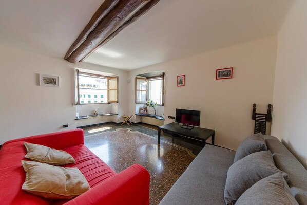 Appartement, 2 chambres | Salle de séjour | Téléviseur à écran plat de 32 po avec télévision numérique