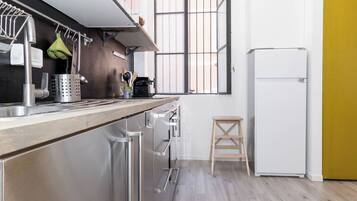 Apartment, 1 Bedroom | Private kitchen | Fridge, oven, stovetop, cookware/dishes/utensils