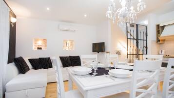 Duplex urbano, 2 quartos | Área de estar | TV de tela plana