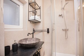 City-Studio | Badezimmer | Kostenlose Toilettenartikel, Haartrockner, Handtücher, Toilettenpapier