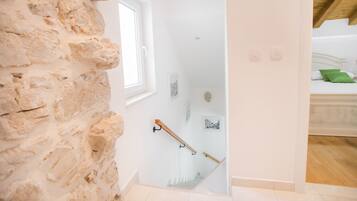 City Duplex, 2 Bedrooms | Hypo-allergenic bedding, in-room safe, individually decorated