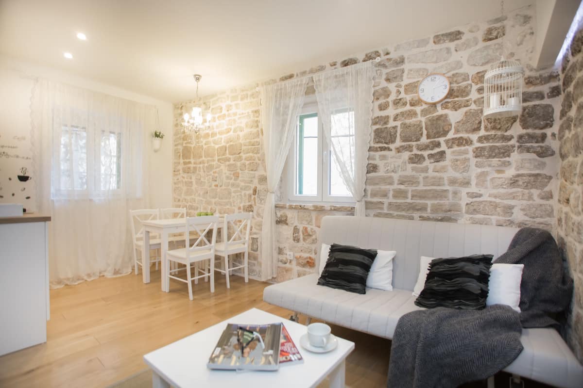 City appartement | Woonruimte | Een flatscreentelevisie
