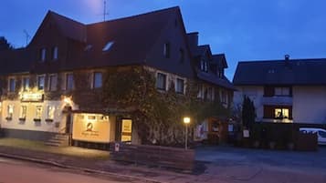 Fassade der Unterkunft – Abend/Nacht