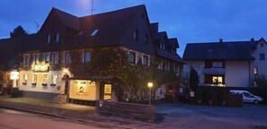 Fassade der Unterkunft – Abend/Nacht