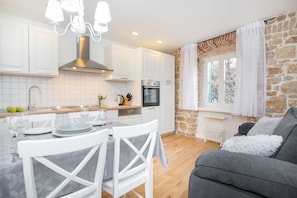 City Apartment, City View | Private kitchen