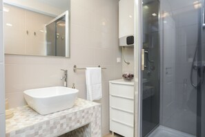 City Apartment, Ground Floor | Bathroom | Shower, free toiletries, hair dryer, towels - Residence Teatro - Near Cathedral of St James (Sibenik)
