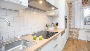City appartement, uitzicht op de stad | Privékeuken | Een koelkast, een oven, een kookplaat, een waterkoker