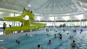 Piscina interna, espreguiçadeiras